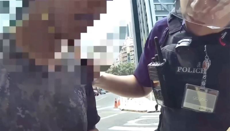 警方於郭男的隨身包包內，發現第二級毒品安非他命2包及殘渣袋1包等證物。（圖／翻攝畫面）