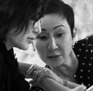 林青霞也在微博發出一張黑白合照，表達對施南生離去的不捨。（圖／翻攝自微博）