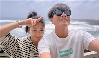 李易、六月旅遊狂放閃　深情親吻閃瞎眾人