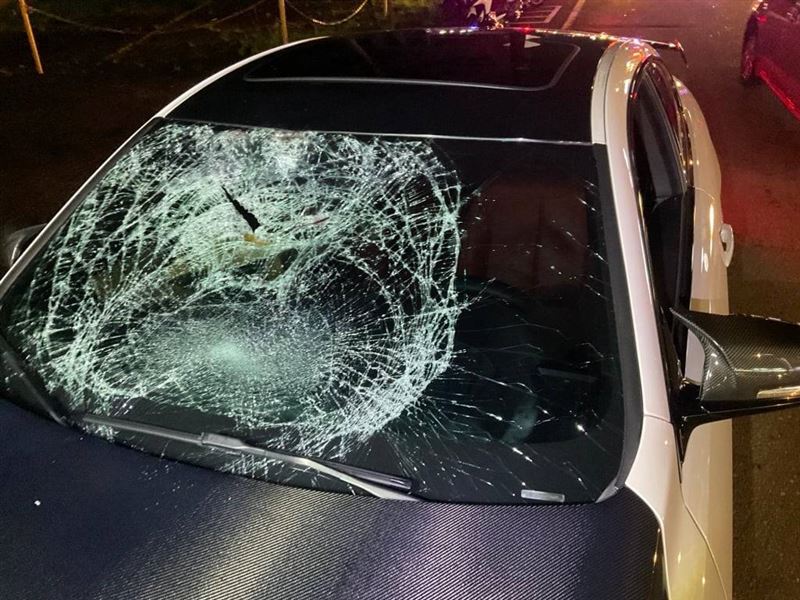 BMW整片擋風玻璃撞碎。（圖／翻攝畫面）