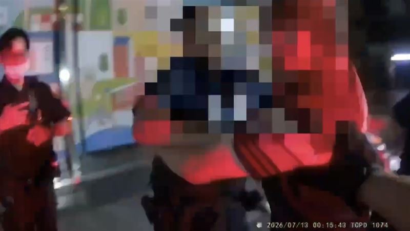 陳女離開店家時因不勝酒力跌落樓梯，劉男則和警方發生推擠。（圖／翻攝畫面）