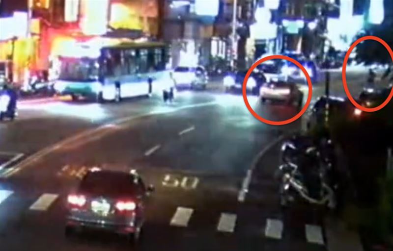 邱男騎腳踏車橫越馬路，遭BMW撞擊。（圖／翻攝畫面）