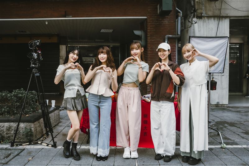 （左起）岱縈、瑟七、小映、侯芳、張愛出席開鏡儀式。（圖／原來娛樂提供）