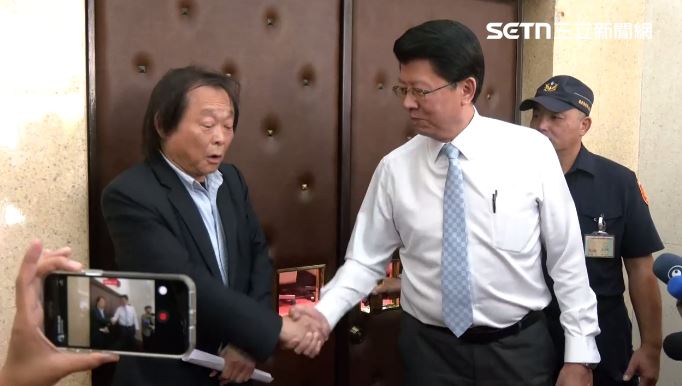 謝龍介自認一定會贏,但王世堅要他接受事實,「你會輸啦」(圖/翻攝畫面)