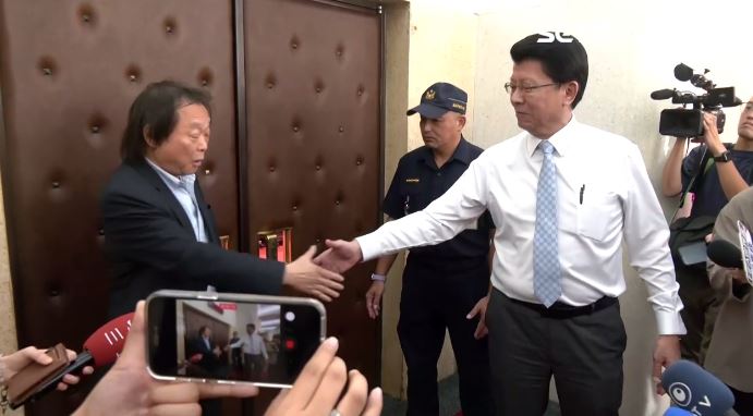 謝龍介自認一定會贏，但王世堅要他接受事實，「你會輸啦」（圖／翻攝畫面）