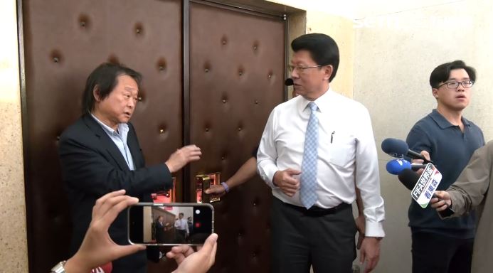 謝龍介自認一定會贏，但王世堅要他接受事實，「你會輸啦」（圖／翻攝畫面）