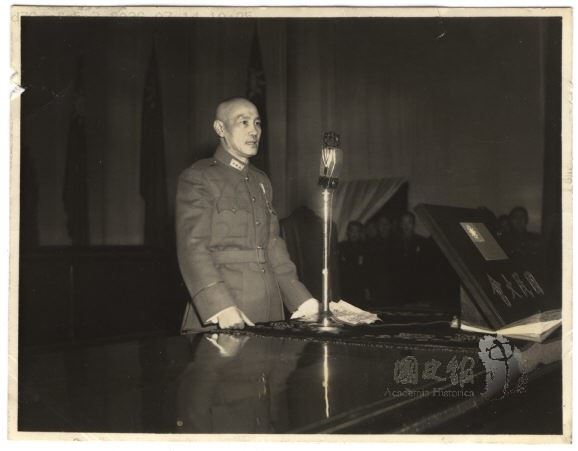 自1949年5月20日頒布戒嚴,至1987年7月15日正式解嚴,台灣共度過了長達38年又56天(共13935天)的軍事高壓統治。圖為前總統蔣介石(蔣中正)。(圖/翻攝自國史館官網)