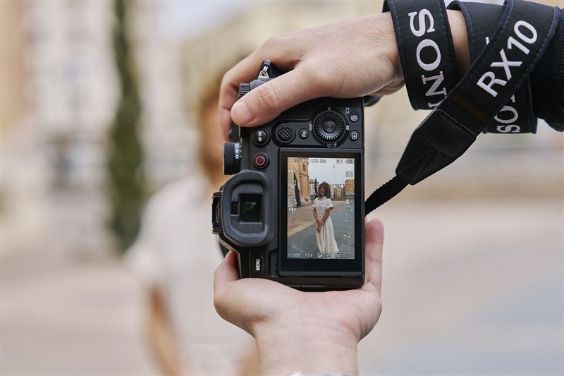 Sony RX10 V所配備的3吋可翻轉式LCD螢幕同步升級至約162萬點解析度，並支援水平、垂直選單顯示