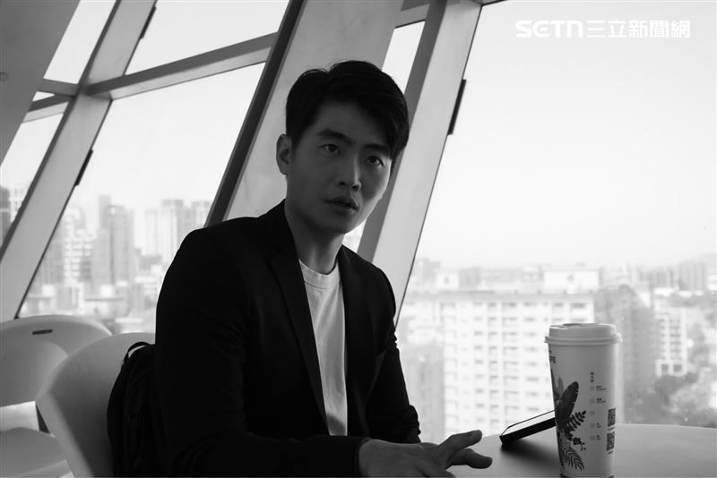 「要理解這段歷史,必須先打破對威權強人的迷思。」歷史作家李文成對《三立新聞網》記者開宗明義點出這句話。(圖/記者張宣恩攝影)