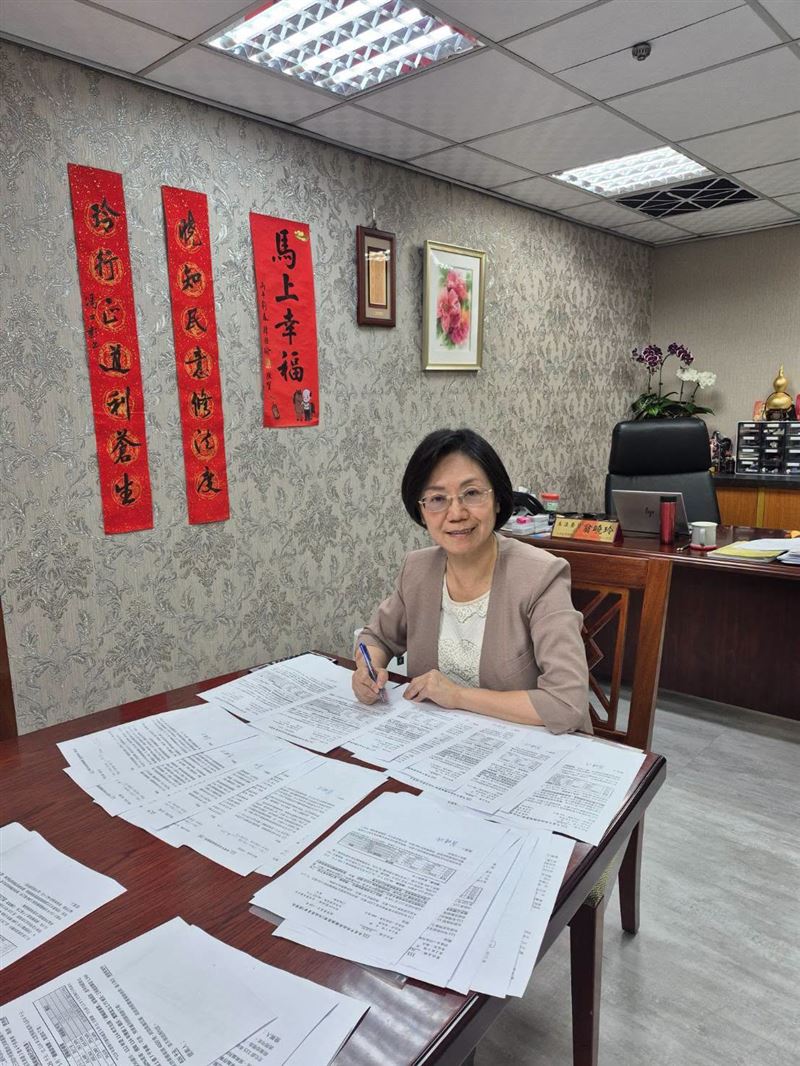 詹凌瑀批評,中秋月圓,弱勢家庭桌上缺的那一角,永遠記在翁曉玲頭上。 (圖/翻攝自翁曉玲臉書)