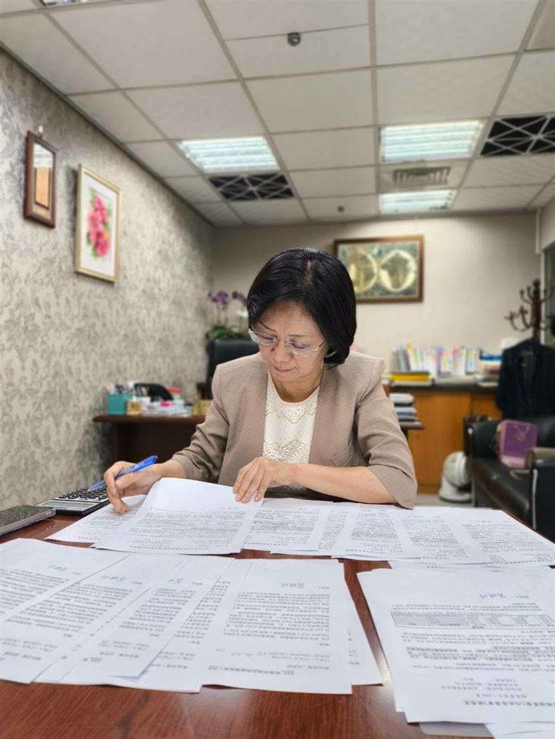 翁曉玲說，修改了不只200次的提案單，完成簽署了不只120份的提案， 耗盡眼力與體力。但想到能為人民國家看緊荷包，一切辛苦都值得！（圖／翻攝自翁曉玲臉書）