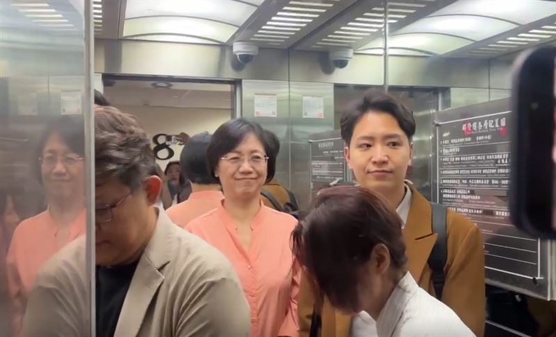 翁曉玲被問怎麼看議事人員口誤唸成「翁小人」，反應曝光（圖／翻攝畫面）