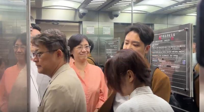 翁曉玲被問怎麼看議事人員口誤唸成「翁小人」，反應曝光（圖／翻攝畫面）