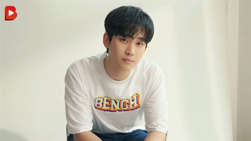 金秀賢在7/14復出拍攝廣告。（圖／翻攝自BENCH/ YT）