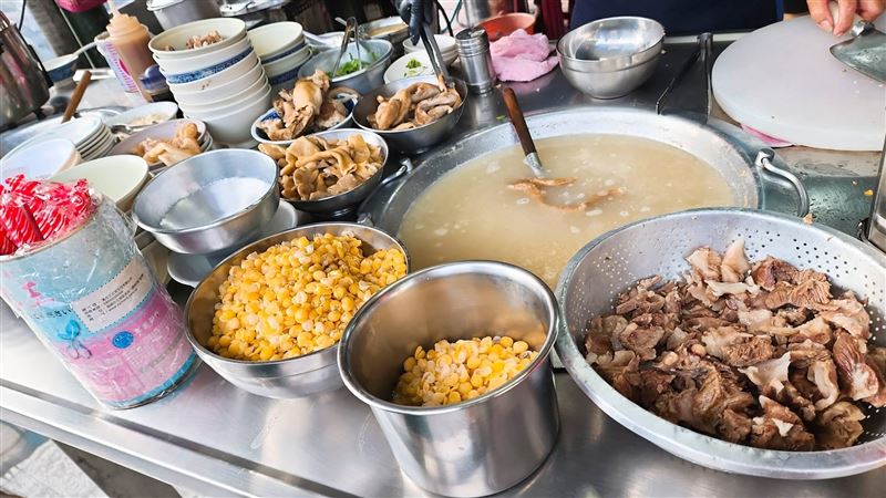 台南詹記結合臺南傳統「飯桌仔」文化,以自助饗宴的形式陳列美饌,並於點餐後現點現做。(圖/翻攝自詹記-家常飯桌鮮魚湯臉書)