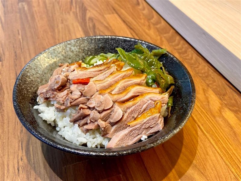 台南竹記冬菜鴨主要販售各式鴨肉料理,所用鴨種為四個月齡大的屏東內埔溫體鴨,肉質軟嫩有彈性。(圖/翻攝自必比登官網)