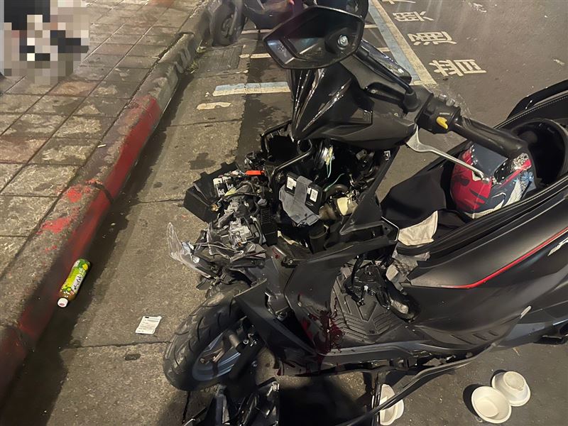 劉男臉部濺血，其機車車殼更是散落一地、車頭嚴重毀損。（圖／翻攝畫面）