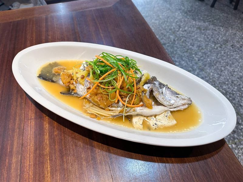 阿爸的客家菜的鳳梨醬清蒸鮮魚。(圖／臺灣米其林提供）