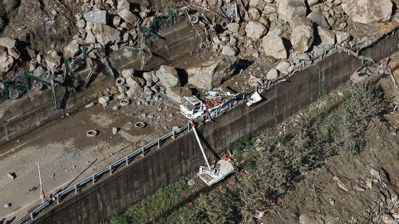 苗栗縣大湖鄉往泰安鄉要道苗62線2.3公里處13日晚間發生落石崩塌，1輛貨車被擠壓至護欄邊，駕駛逃生僅擦挫傷。因土石量體龐大，需有大型機具才能處理，14日道路持續封閉，往泰安鄉3村須改道。（苗栗縣政府提供）