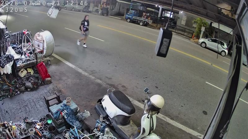 林女深夜走在路上,突遭後方機車高速衝撞。(圖/翻攝畫面)