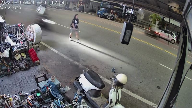 林女突遭後方機車高速衝撞,整個人被撞飛10公尺倒地不起。(圖/翻攝畫面)