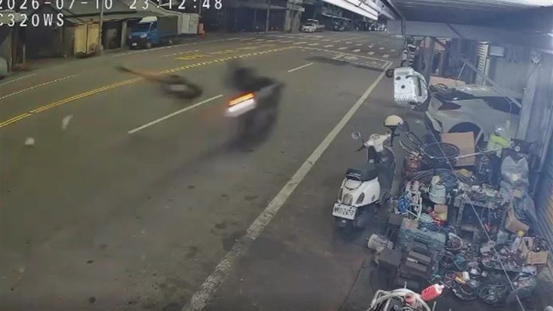 林女突遭後方機車高速衝撞,整個人被撞飛10公尺倒地不起。(圖/翻攝畫面)