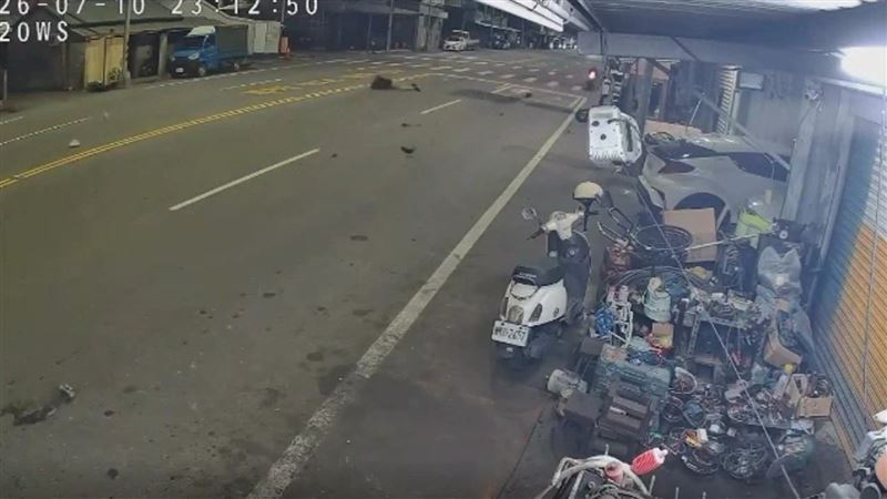 林女突遭後方機車高速衝撞,整個人被撞飛10公尺倒地不起。(圖/翻攝畫面)