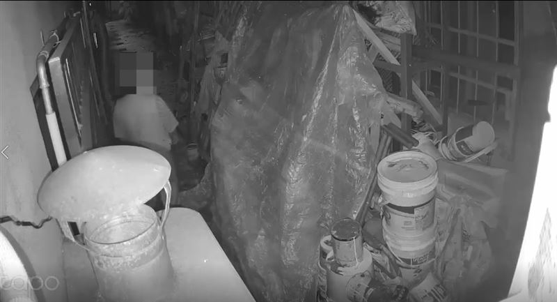 犯嫌深夜時段利用防火巷照明不足,及鐵窗老舊壞損侵入屋內行竊。(圖/永和分局提供)