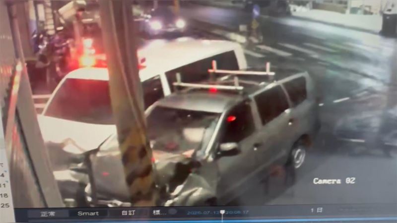 休旅車頭直接攔腰撞上救護車右側車身。(圖/翻攝畫面)