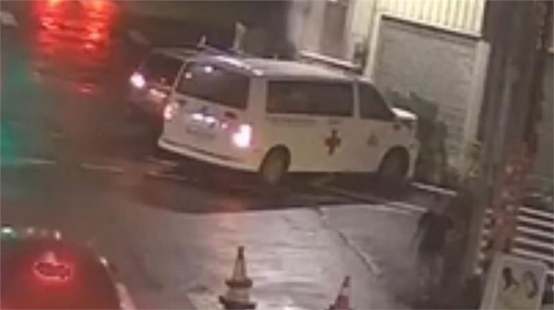 救護車失控撞上路旁電桿,造成車上的患者、家屬及護理師等4人分別受有骨折及撕裂傷。(圖/翻攝畫面)