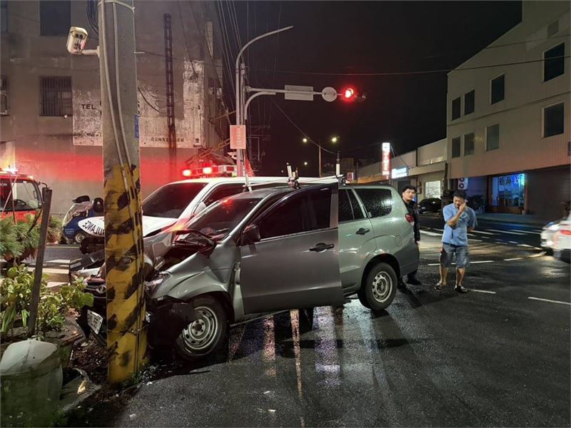 彰化救護車執行轉院勤務時,遭另輛直行的休旅車攔腰撞上。(圖/翻攝畫面)