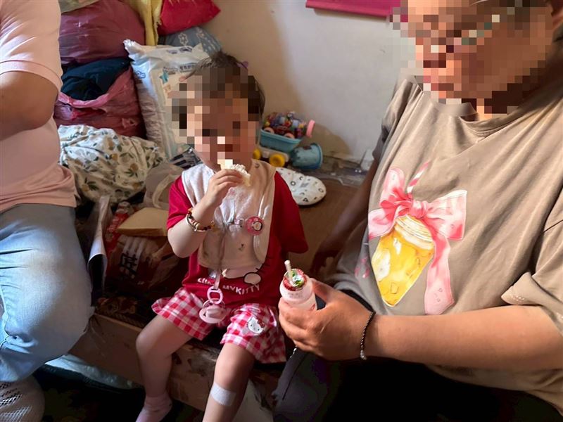 渣夫家暴瞞刑責!孕婦阿慧慘遭婆婆趕出門,3坪漏水屋苦養遲緩幼女。還照顧病弱姐姐與弱智哥。問天:誰能救救我!(圖/翻攝自《愛的延續》公益協會臉書)