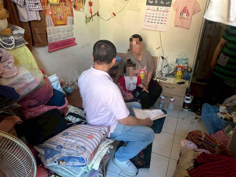 渣夫家暴瞞刑責!孕婦阿慧慘遭婆婆趕出門,3坪漏水屋苦養遲緩幼女。還照顧病弱姐姐與弱智哥。問天:誰能救救我!(圖/翻攝自《愛的延續》公益協會臉書)