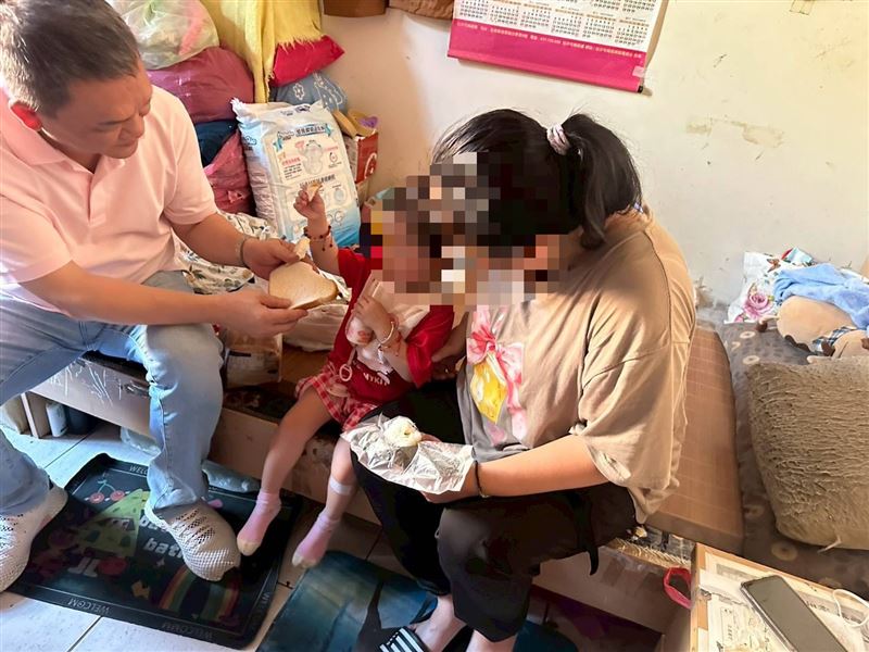 渣夫家暴瞞刑責!孕婦阿慧慘遭婆婆趕出門,3坪漏水屋苦養遲緩幼女。還照顧病弱姐姐與弱智哥。問天:誰能救救我!(圖/翻攝自《愛的延續》公益協會臉書)