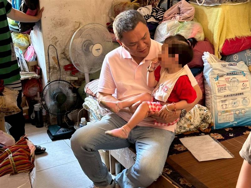 渣夫家暴瞞刑責!孕婦阿慧慘遭婆婆趕出門,3坪漏水屋苦養遲緩幼女。還照顧病弱姐姐與弱智哥。問天:誰能救救我!(圖/翻攝自《愛的延續》公益協會臉書)