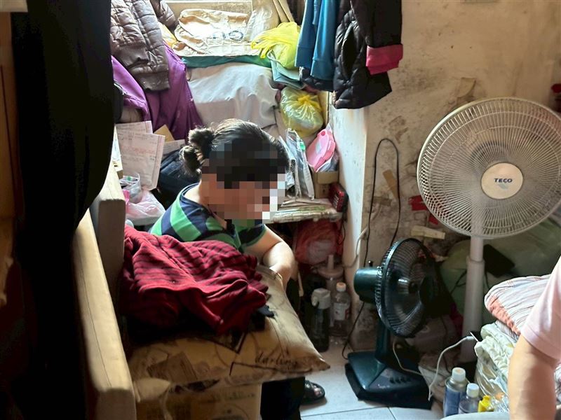 渣夫家暴瞞刑責!孕婦阿慧慘遭婆婆趕出門,3坪漏水屋苦養遲緩幼女。還照顧病弱姐姐與弱智哥。問天:誰能救救我!(圖/翻攝自《愛的延續》公益協會臉書)