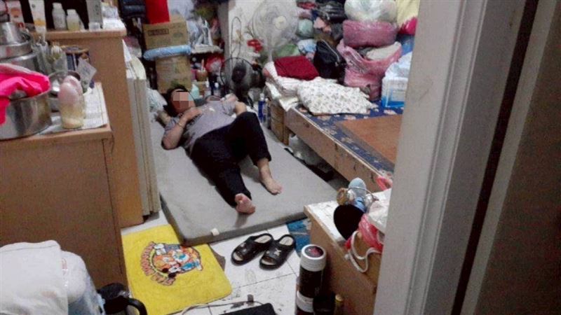 渣夫家暴瞞刑責!孕婦阿慧慘遭婆婆趕出門,3坪漏水屋苦養遲緩幼女。還照顧病弱姐姐與弱智哥。問天:誰能救救我!圖為阿慧姐姐沒床睡,打地鋪。(圖/翻攝自《愛的延續》公益協會臉書)