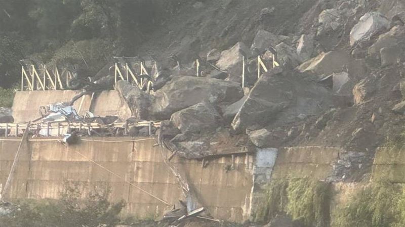 苗栗恐怖土石流!大貨車遭巨石擊險被活埋
