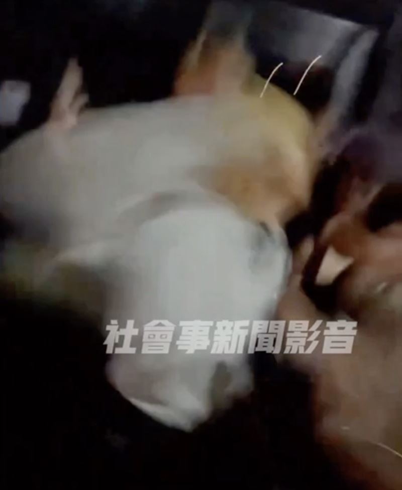 許男一時情緒失控,徒手朝王男臉部揮拳。(圖/翻攝畫面)