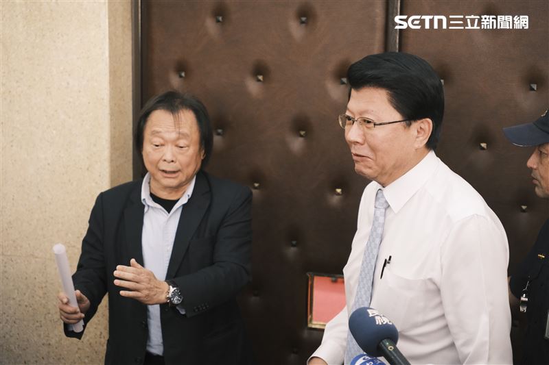 謝龍介自認一定會贏,但王世堅要他接受事實,「你會輸啦」(圖/記者楊士誼攝影)