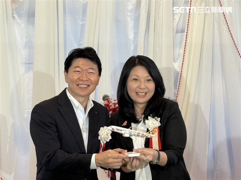 日本岡山縣知事伊原木隆太與台灣虎航董事長黃世惠。(圖/記者李育道攝影)