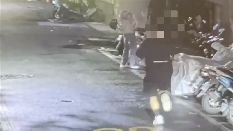 鍾男聲稱自己是「咖啡廳股東」欲在包廂面交,而後拿著錶直接拔腿狂奔落跑。(圖/翻攝畫面)