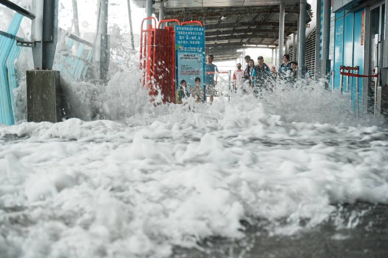 年度大潮影響屏東沿海地區，浪不斷湧上東琉線乘船處部分通道，遊客駐足觀看。(資料照)