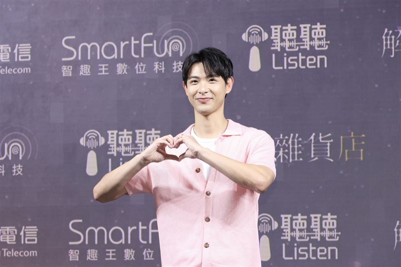 連晨翔為了找回錢包拿蠟燭向草莓月亮許願。(圖/記者田俊彥攝影)