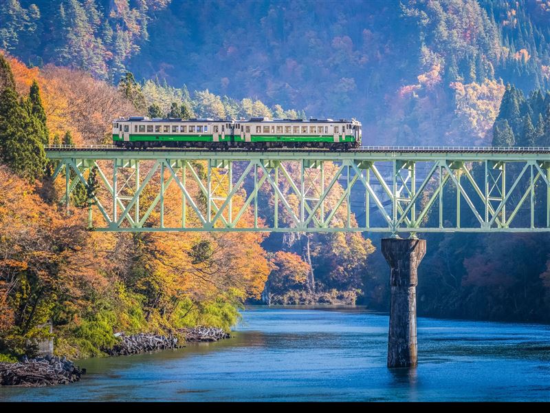 雄獅深耕全球鐵道,推出市場獨家「東北SATONO福島溫泉5日」,走訪網路票選最美賞楓鐵道「只見線」,每人67,900元起。(圖/飯店旅宿業者提供)
