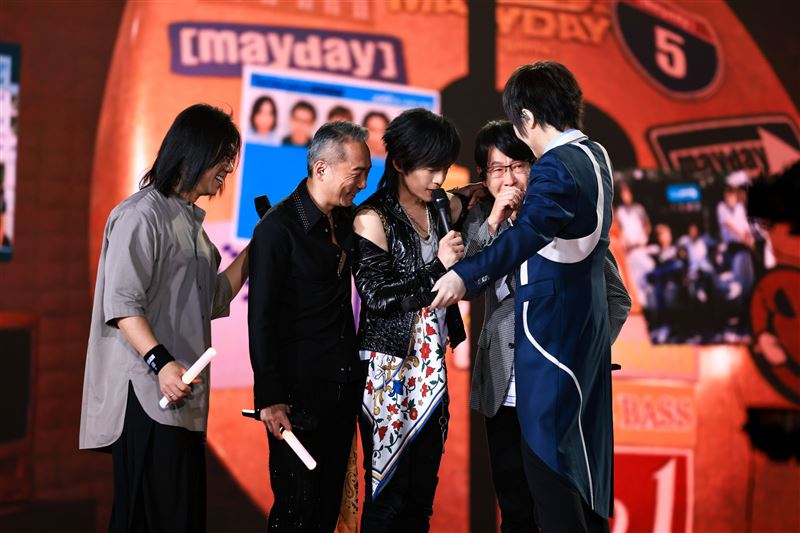 冠佑(右2)當場淚崩,4位團員圍圈擁抱,畫面十分感人。(圖/相信音樂提供)