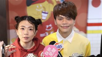 蔡阿嘎（右）與二伯露面（圖／記者鄭孟晃攝）