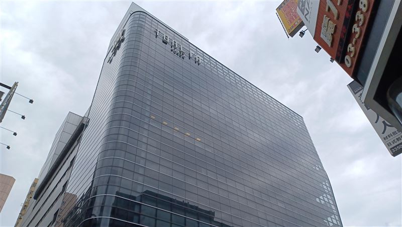 統領(2910)今(14)日召開重訊說明關係人交易,受市場關注,股價強勢衝上漲停報24.55元。圖為桃園統領廣場。(圖/記者陳弋攝影)