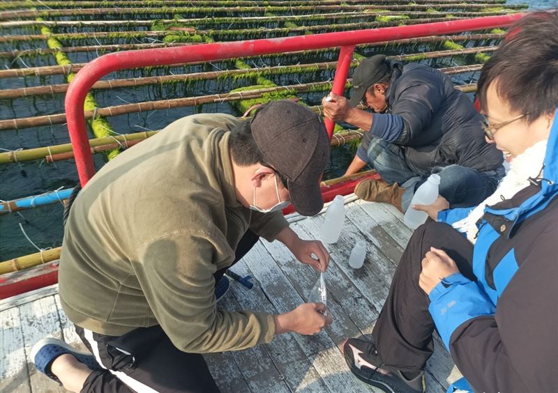 安南區外海蚵棚下水質檢測。(圖/台南市農業局提供)