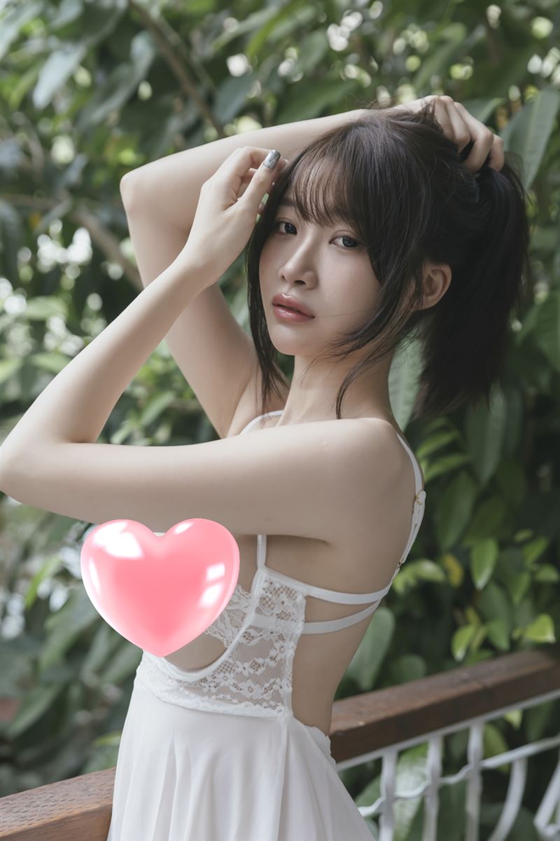 婷婷在實體寫真中展現不同面相。(圖/曖維多媒體提供)